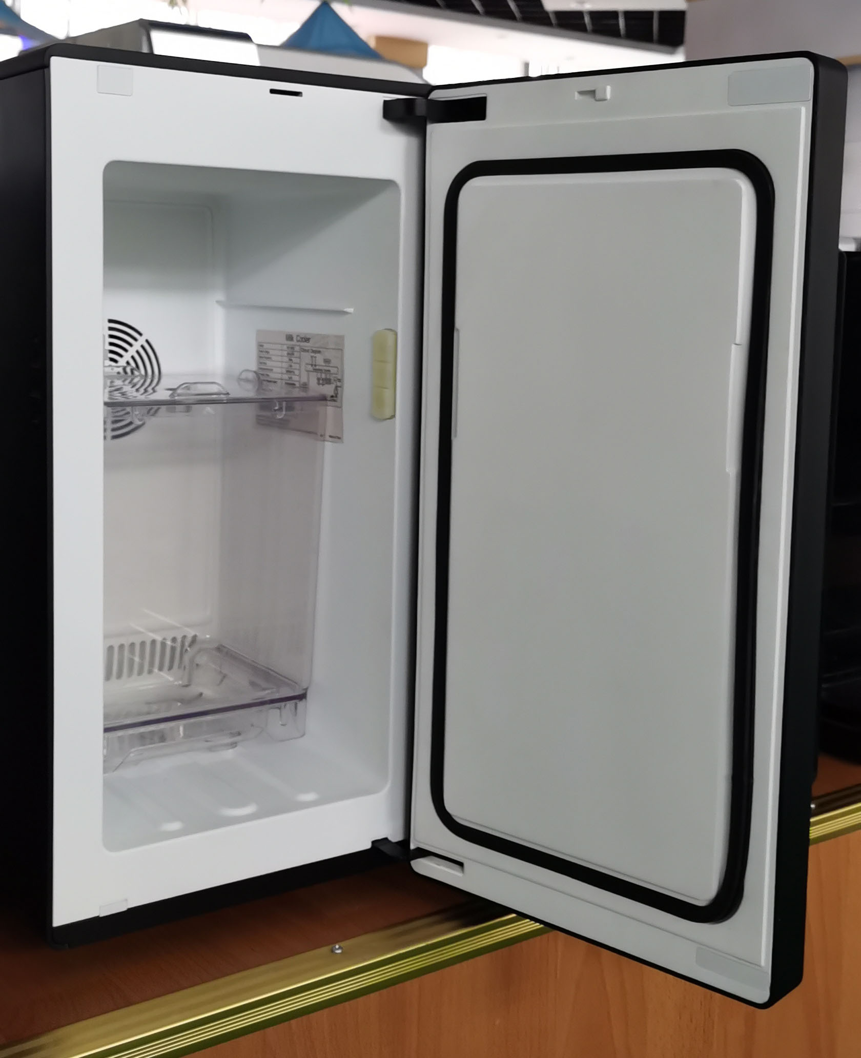 MC13D milk cooler real photo, open glass foamed door, air cooling system interior