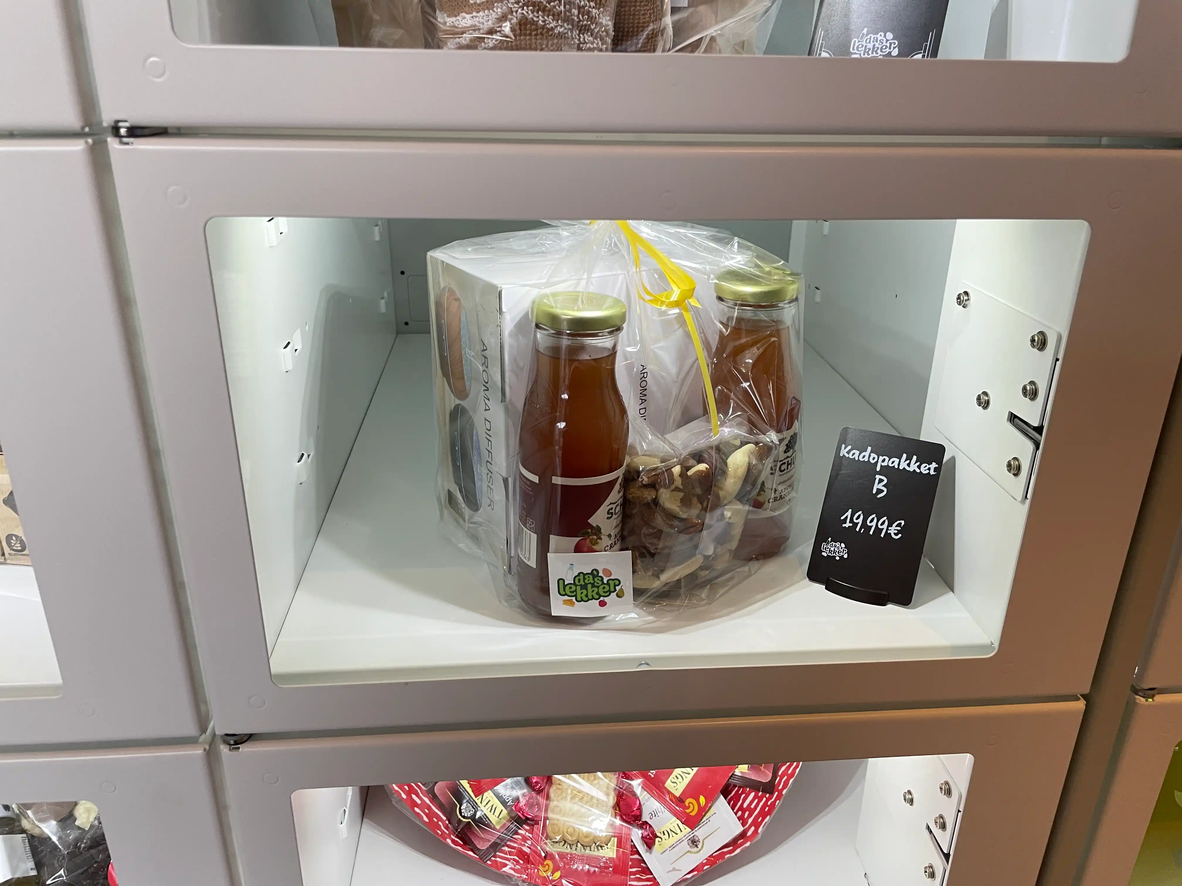 Smart locker vending machine compartment with fresh food and drinks